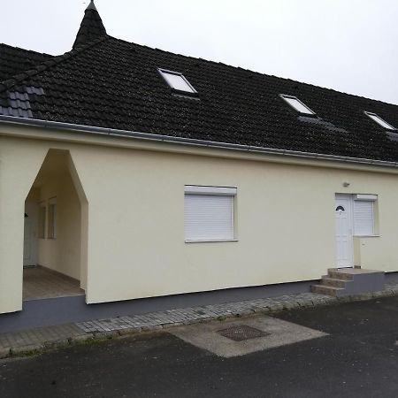Familia-Pelso Apartmanhaz Zamárdi Exterior foto