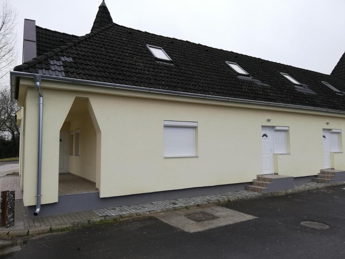 Familia-Pelso Apartmanhaz Zamárdi Exterior foto